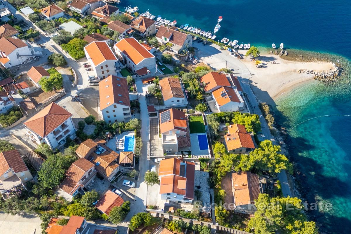 Mediterranes Steinhaus mit Pool und Blick auf die Bucht