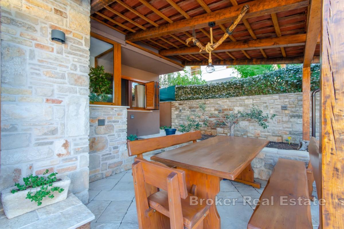Mediterranes Steinhaus mit Pool und Blick auf die Bucht