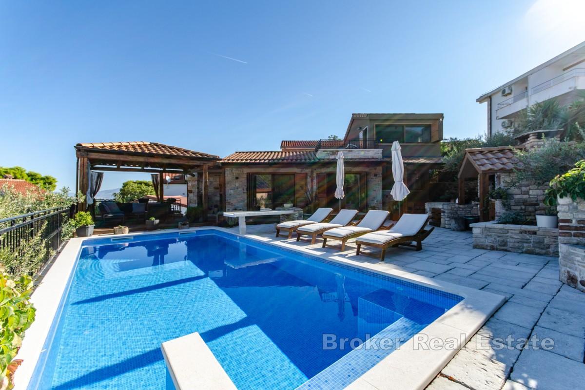 Mediterranes Steinhaus mit Pool und Blick auf die Bucht