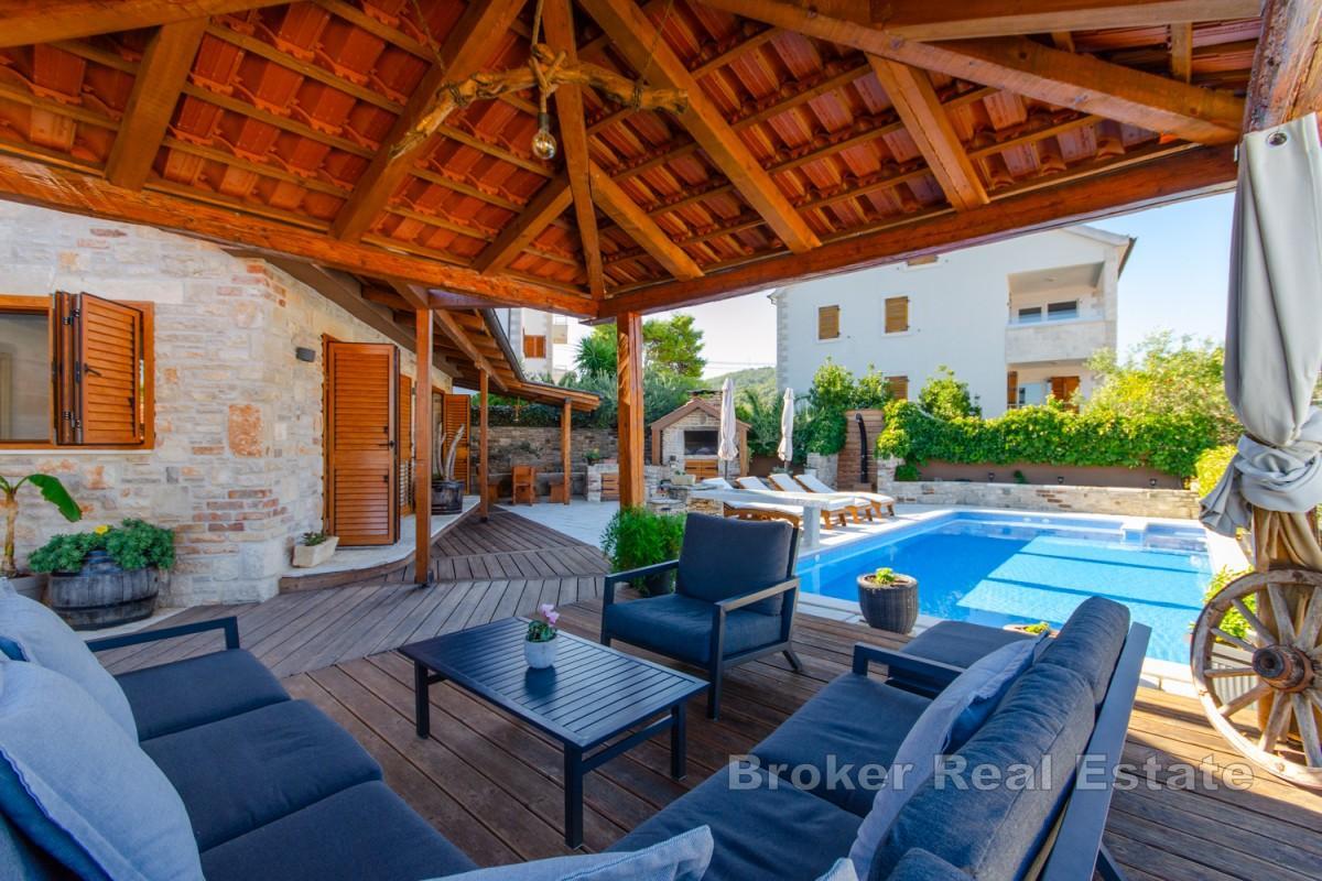 Mediterranes Steinhaus mit Pool und Blick auf die Bucht