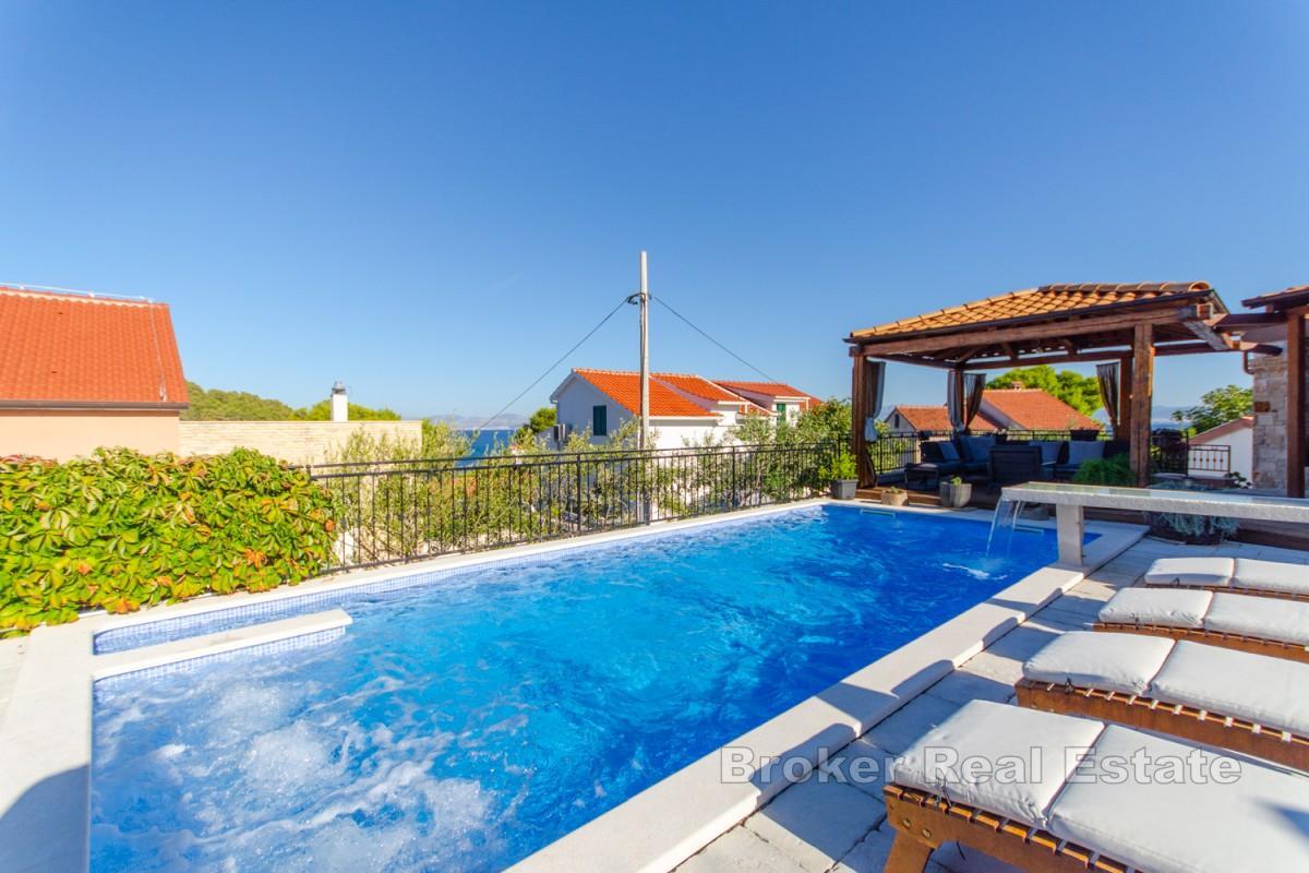 Mediterranes Steinhaus mit Pool und Blick auf die Bucht