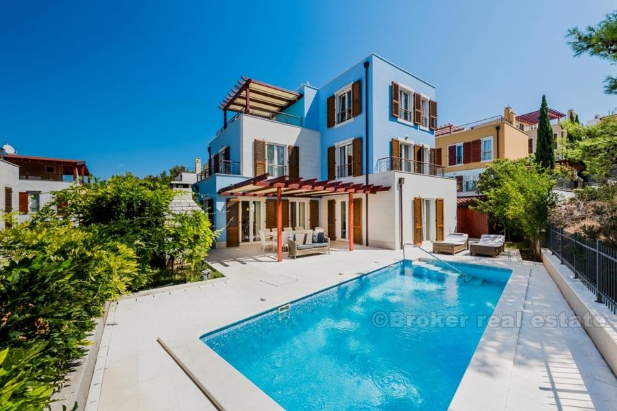 Villa moderna con piscina e vista mare