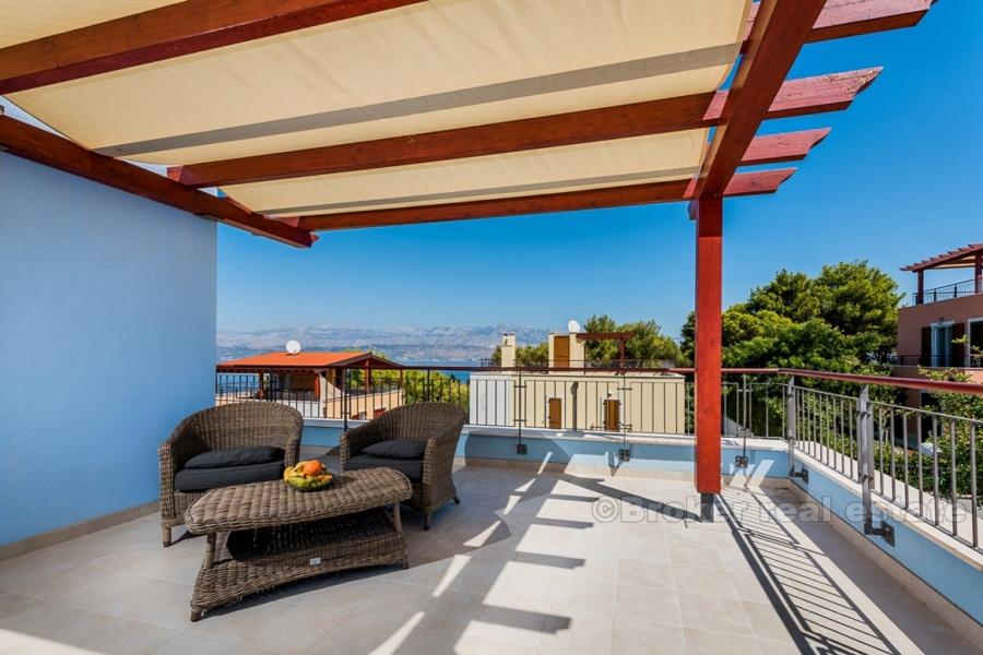 Villa moderna con piscina e vista mare