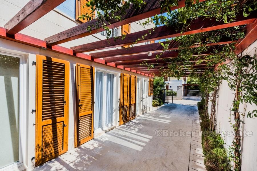 Villa moderna con piscina e vista mare