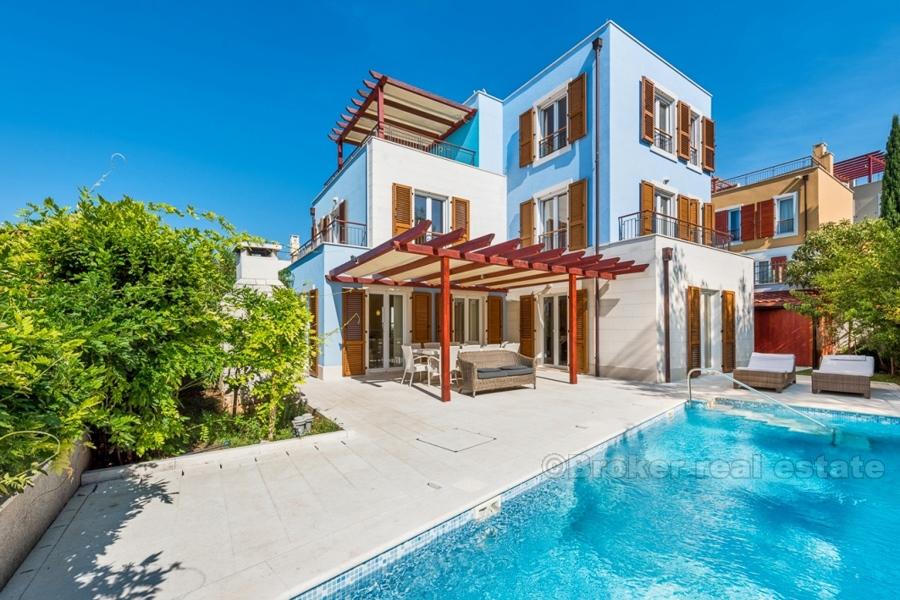 Villa moderna con piscina e vista mare