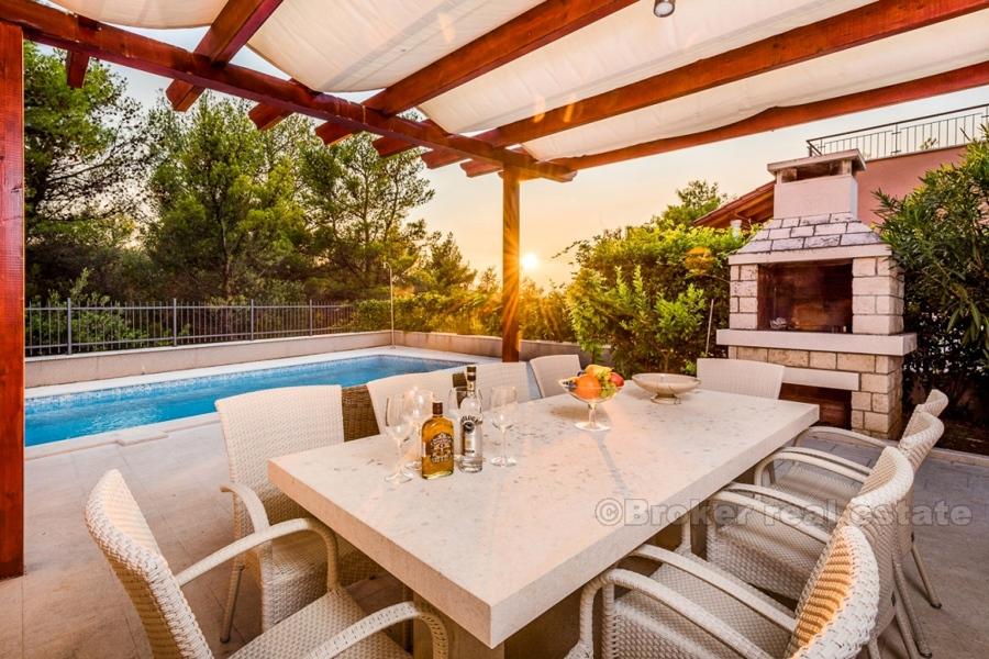 Villa moderna con piscina e vista mare