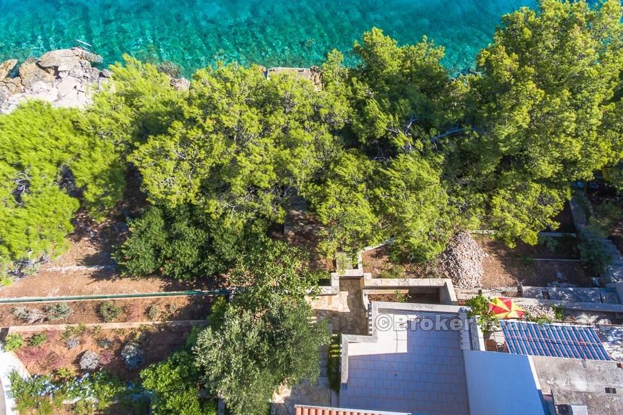 Øya Solta - Hus ved sjøen med myr