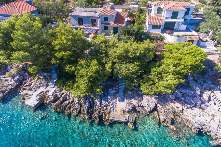 Øya Solta - Hus ved sjøen med myr