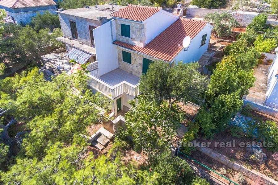 Øya Solta - Hus ved sjøen med myr