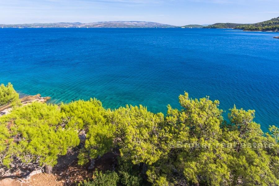 Øya Solta - Hus ved sjøen med myr