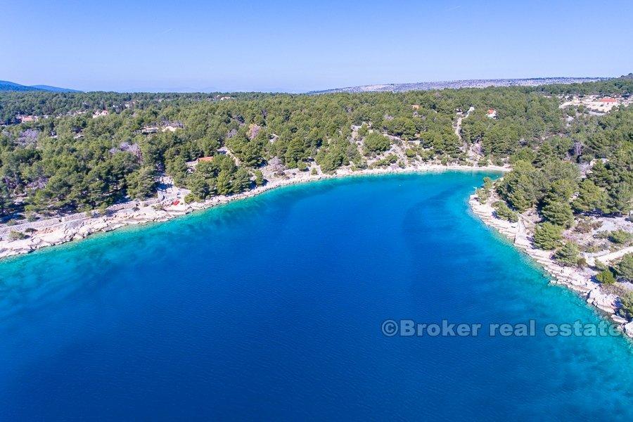 Île de Brac, terrain, première rangée de la mer