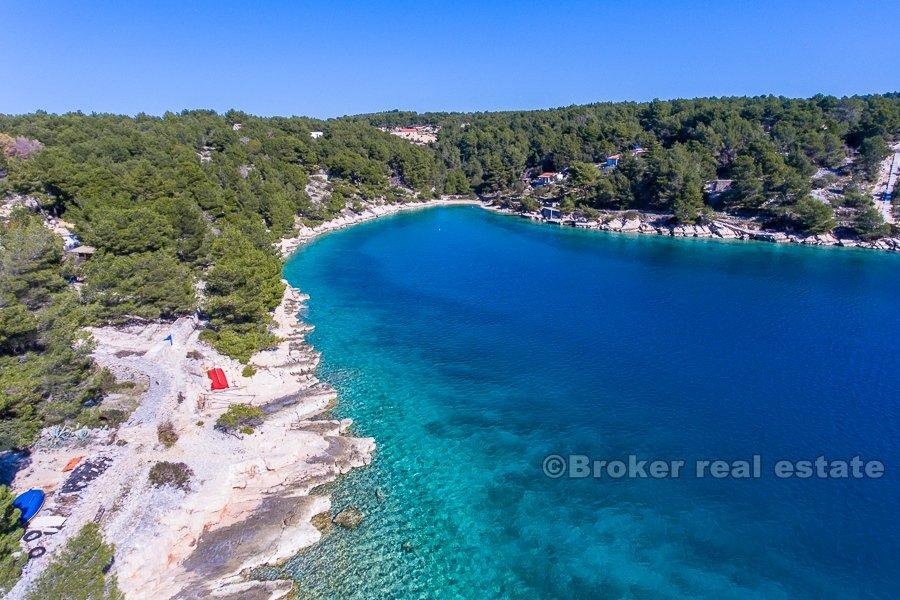 Île de Brac, terrain, première rangée de la mer