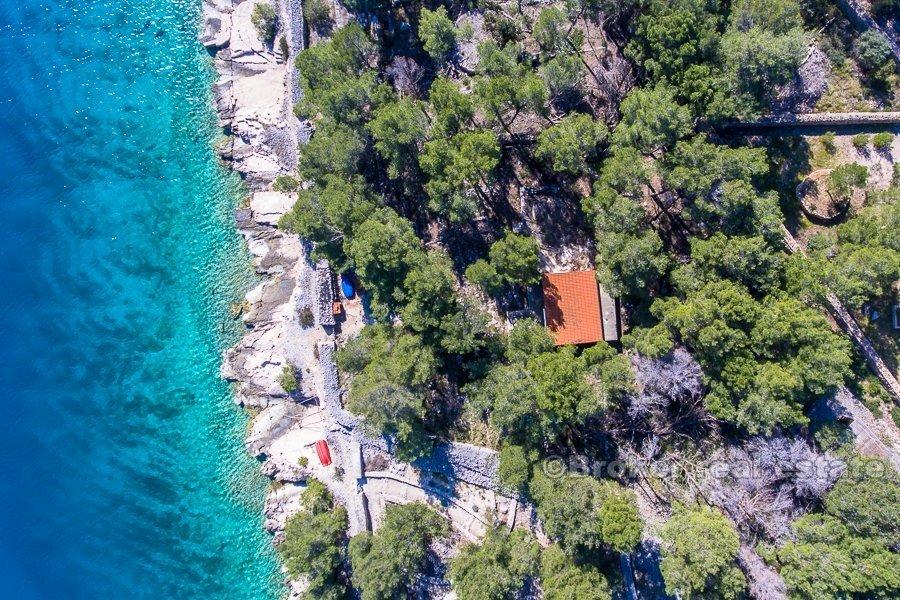 Île de Brac, terrain, première rangée de la mer