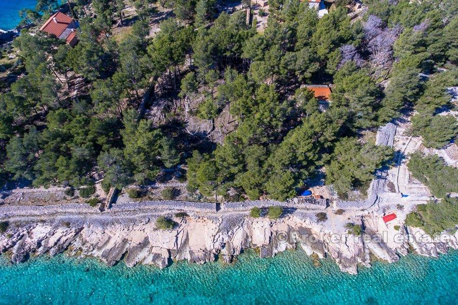 Île de Brac, terrain, première rangée de la mer