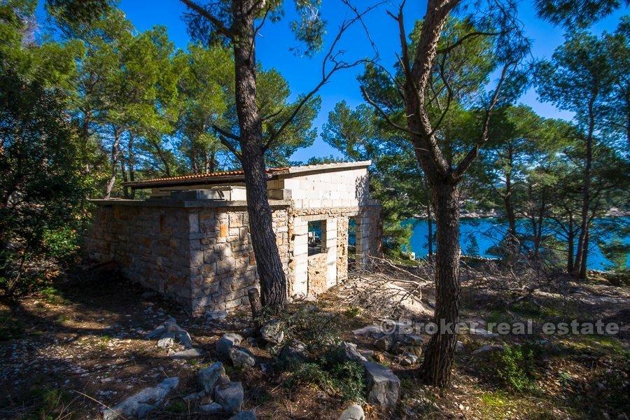 Île de Brac, terrain, première rangée de la mer