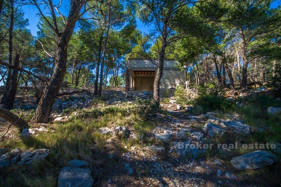 Île de Brac, terrain, première rangée de la mer
