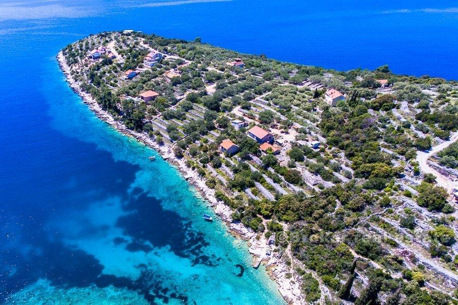 Ön Korcula, byggande mark nära havet