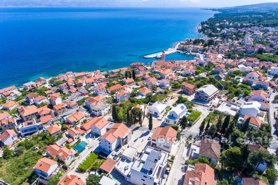 Ostrov Brač, kamenný bytový dům s výhledem na moře