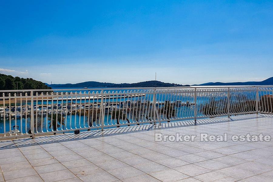 Vodice, bytový dům u moře a promenáda