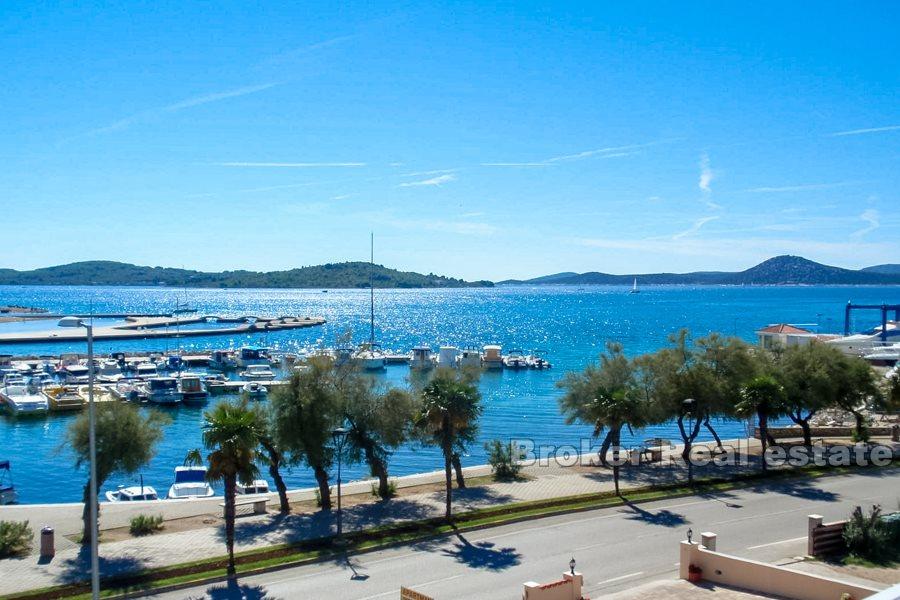 Vodice, bytový dům u moře a promenáda