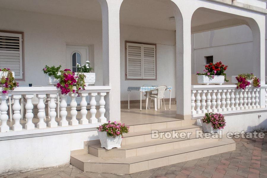 Vodice, bytový dům u moře a promenáda