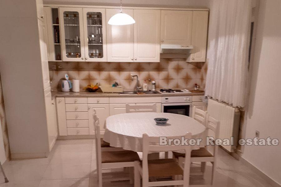 Vodice, bytový dům u moře a promenáda