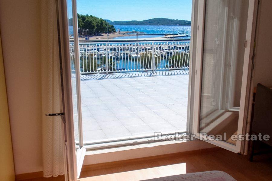 Vodice, bytový dům u moře a promenáda