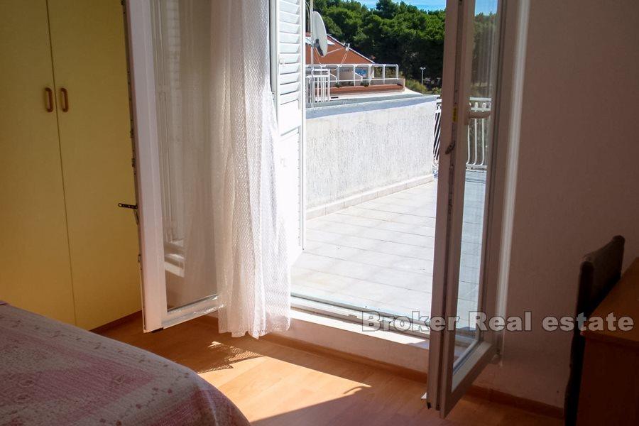 Vodice, bytový dům u moře a promenáda