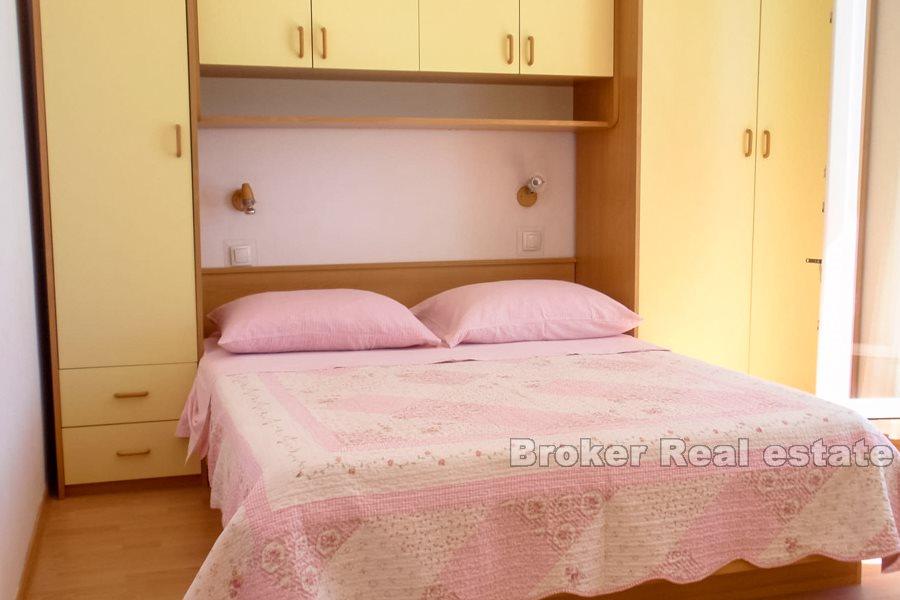 Vodice, bytový dům u moře a promenáda