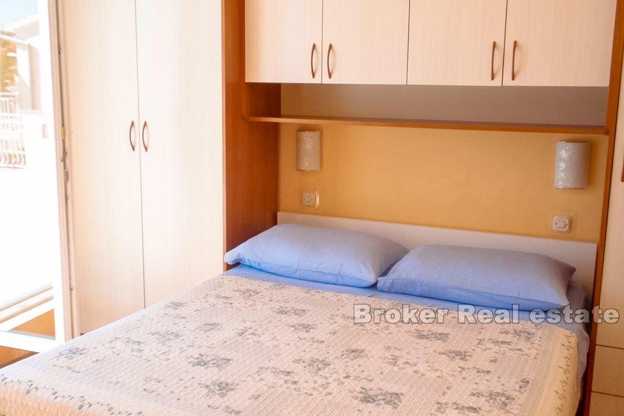 Vodice, bytový dům u moře a promenáda