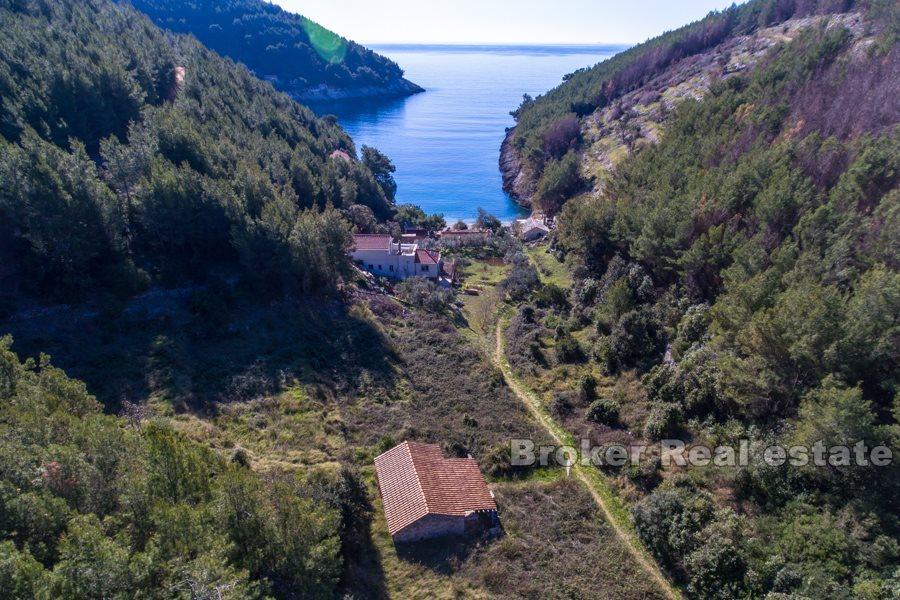Ostrov Korčula, starší kamenný dům s výhledem na moře