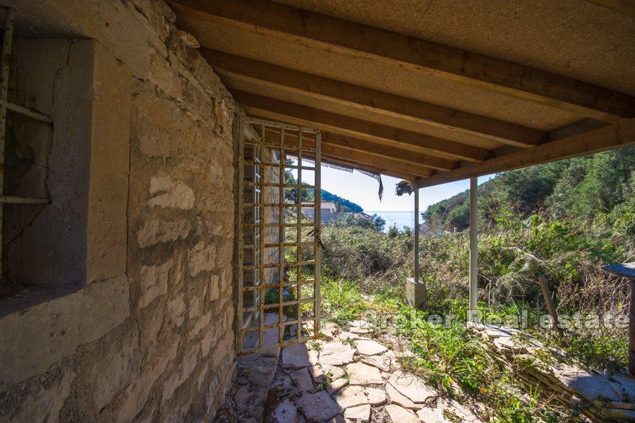 Isola di Korcula, antica casa in pietra con vista sul mare