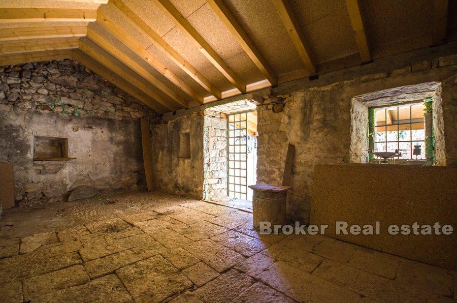 Isola di Korcula, antica casa in pietra con vista sul mare