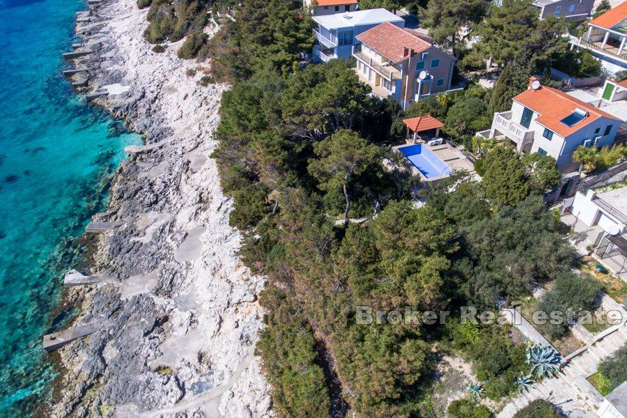 Остров Корчула, каменный дом с бассейном, у моря