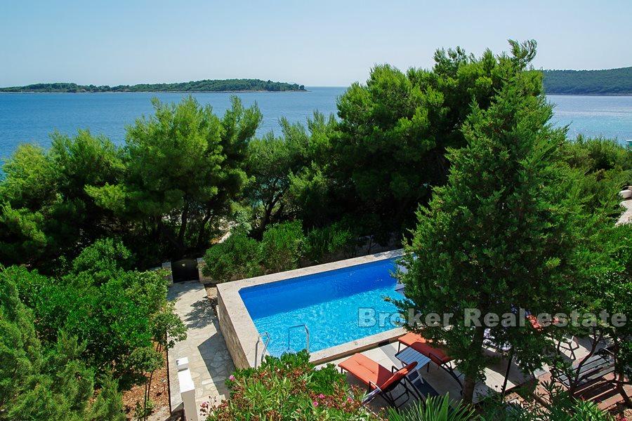 Wyspa Korcula, kamienny dom z basenem, nad morzem
