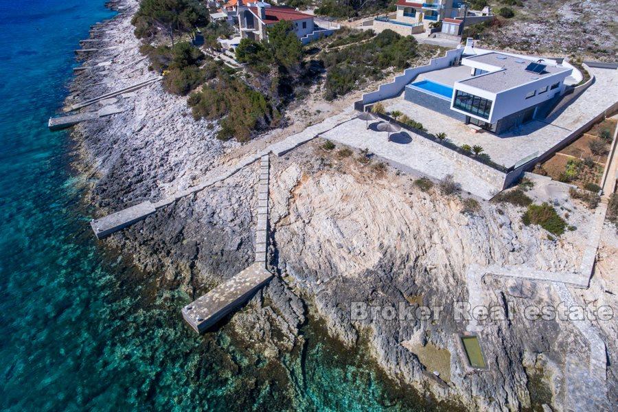 Ostrov Korčula, nově postavená moderní a luxusní vila u moře