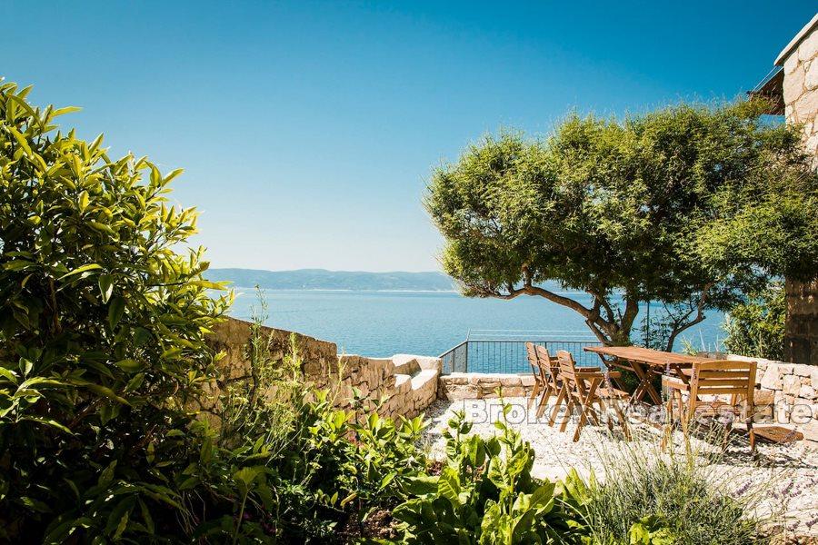 Omis, modernt och renoverat stenhus vid havet