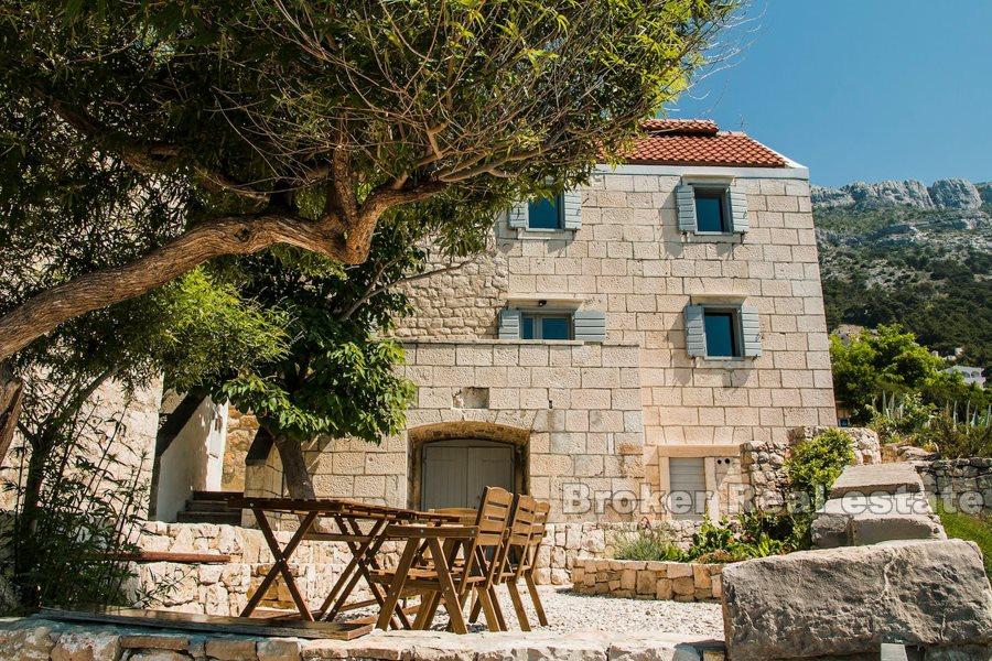 Omis, nowoczesny i odnowiony kamienny dom, nad brzegiem morza