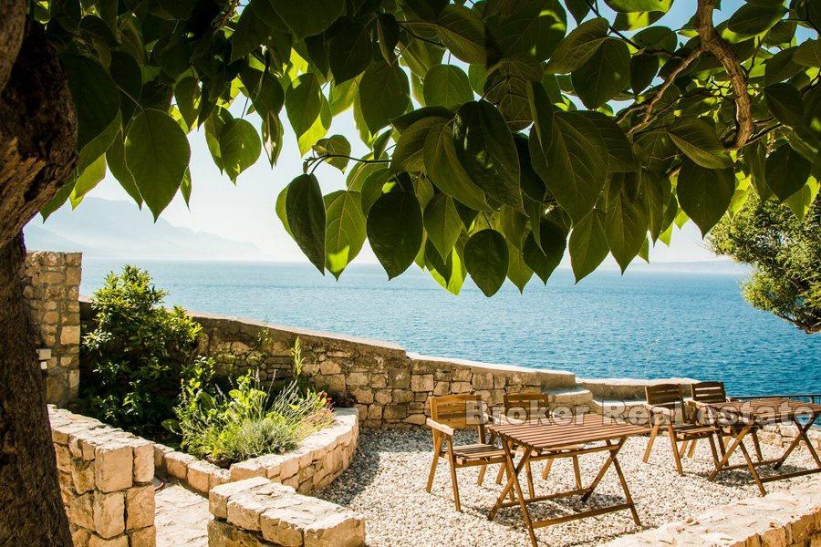 Omis, nowoczesny i odnowiony kamienny dom, nad brzegiem morza