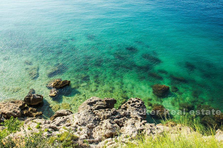 Omis, nowoczesny i odnowiony kamienny dom, nad brzegiem morza