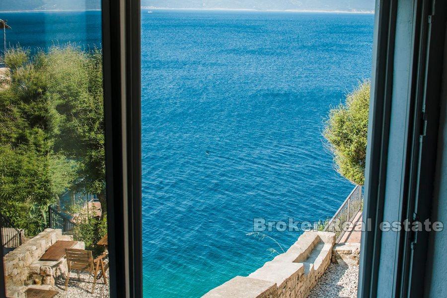 Omis, nowoczesny i odnowiony kamienny dom, nad brzegiem morza
