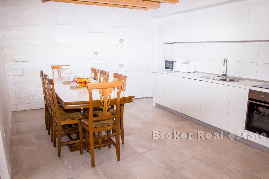 Omis, nowoczesny i odnowiony kamienny dom, nad brzegiem morza