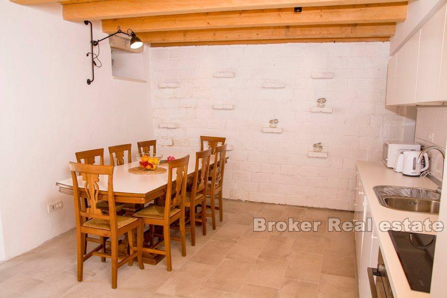 Omis, nowoczesny i odnowiony kamienny dom, nad brzegiem morza