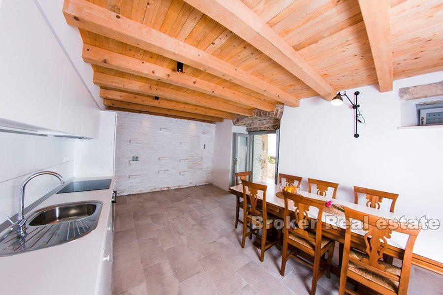 Omis, nowoczesny i odnowiony kamienny dom, nad brzegiem morza