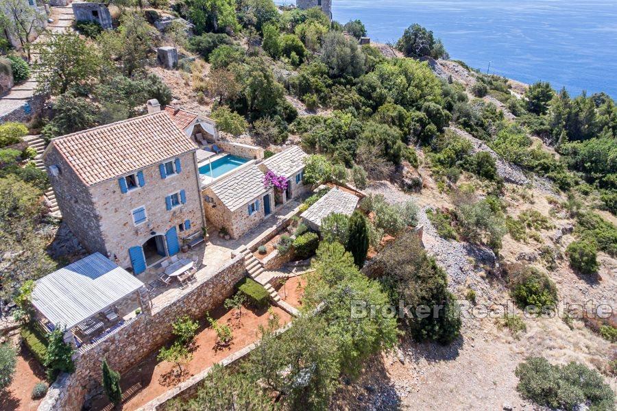 Ostrov Hvar, jedinečný kamenný dom s výhľadom na more