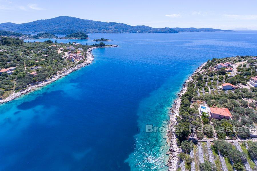 Øya Korcula, bygningsland ved sjøen