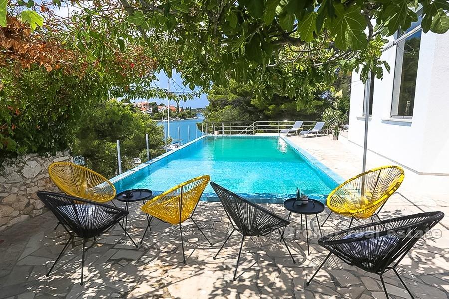 nær Sibenik. Villa