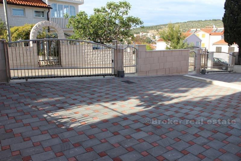 otok Čiovo. Nova kuća sa dva stana i bazenom