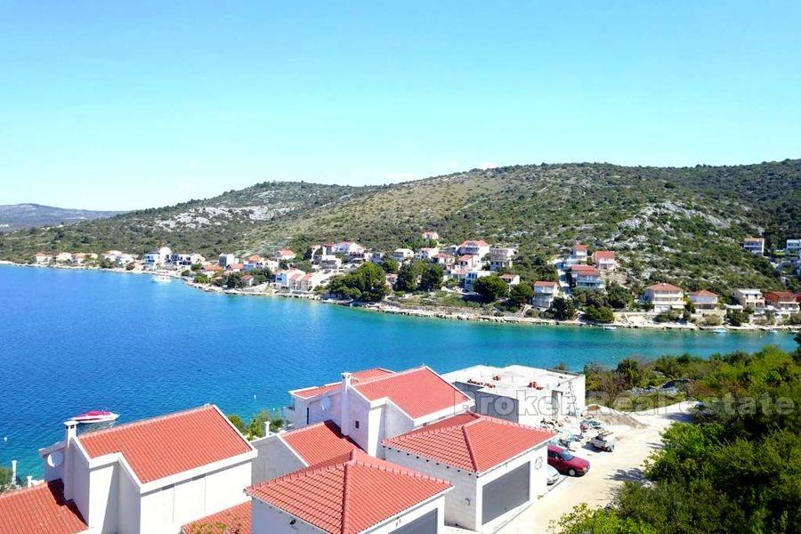 vicino a Rogoznica. Villa di lusso con grande piscina, a 80 metri dal mare.