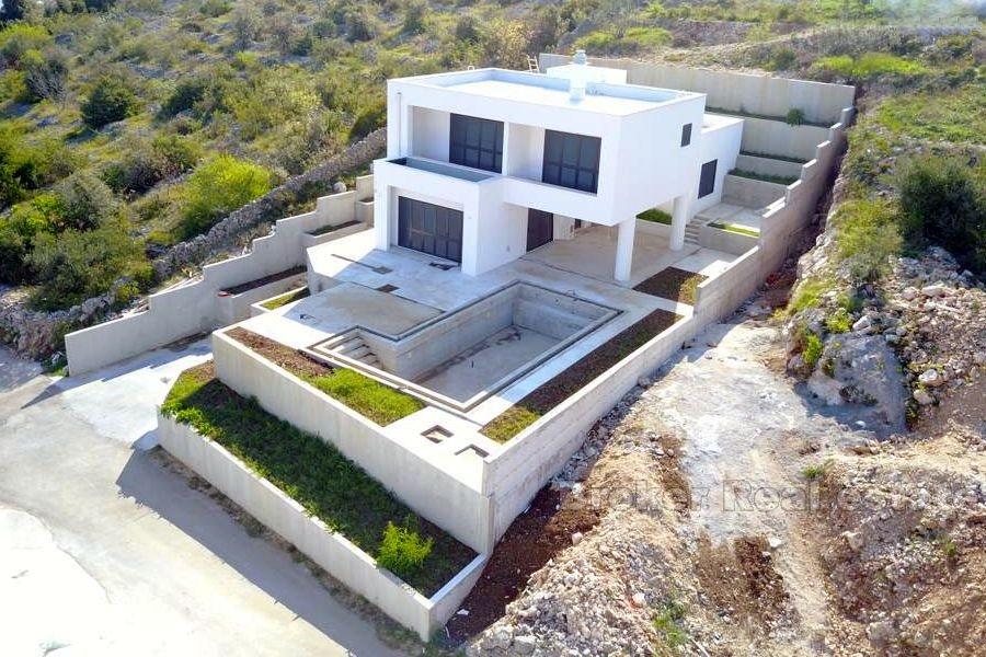 vicino a Rogoznica. Villa di lusso con grande piscina, a 80 metri dal mare.